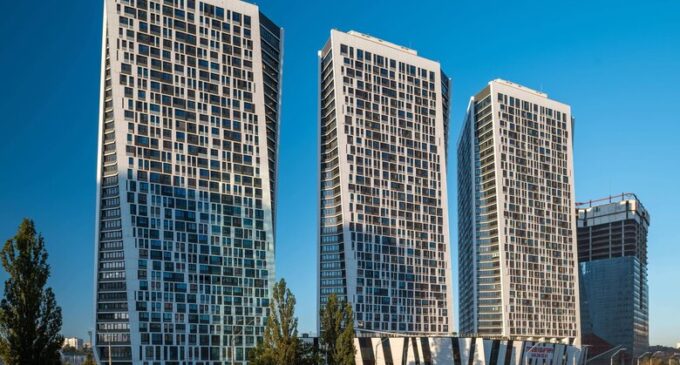 “Соціальні” квартири на Буковелі і в Manhattan’і: Кому купують житло українські платники податків за програмою “єОселя”